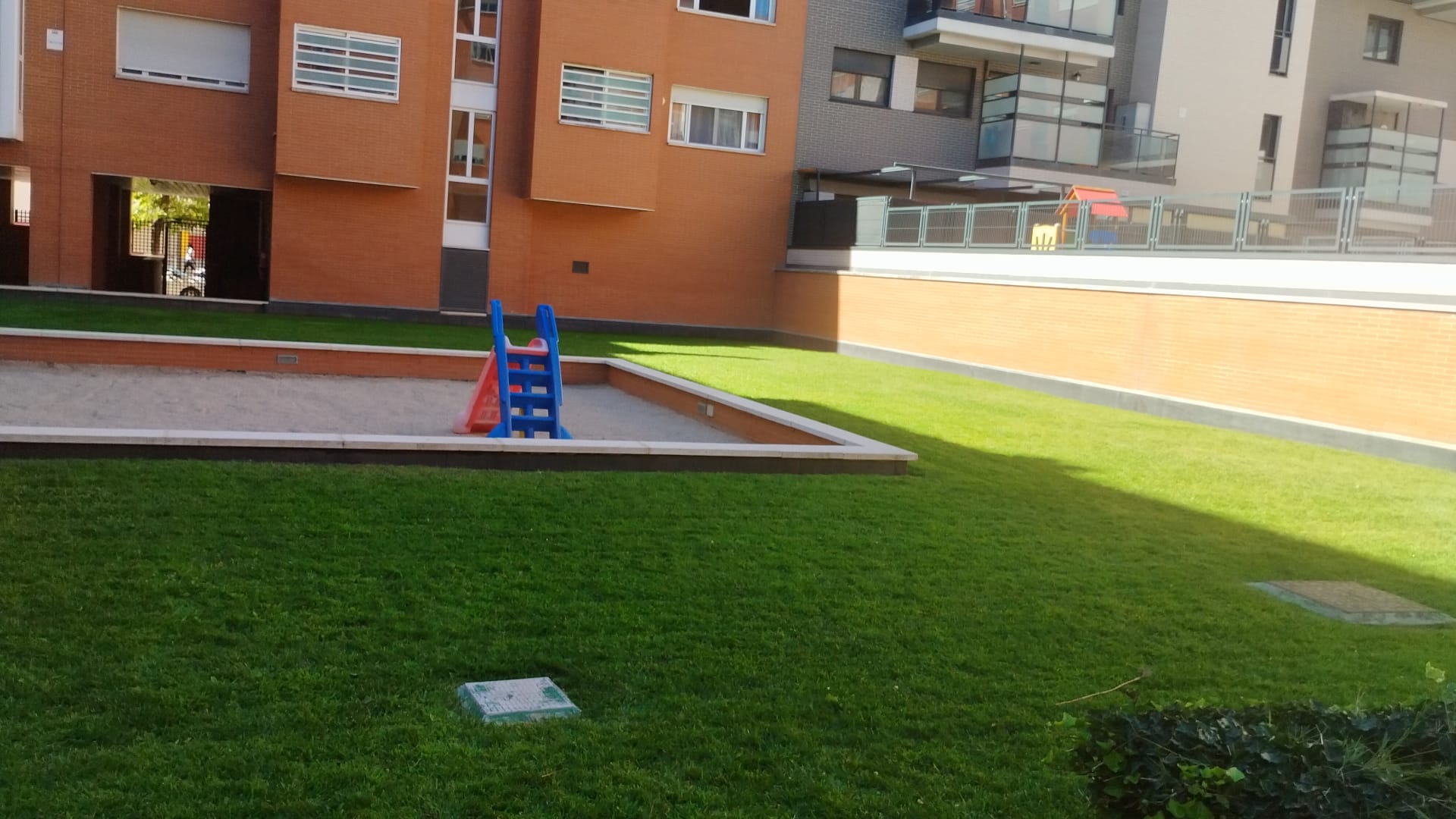 Vehículo de la cooperativa en un entorno ajardinado