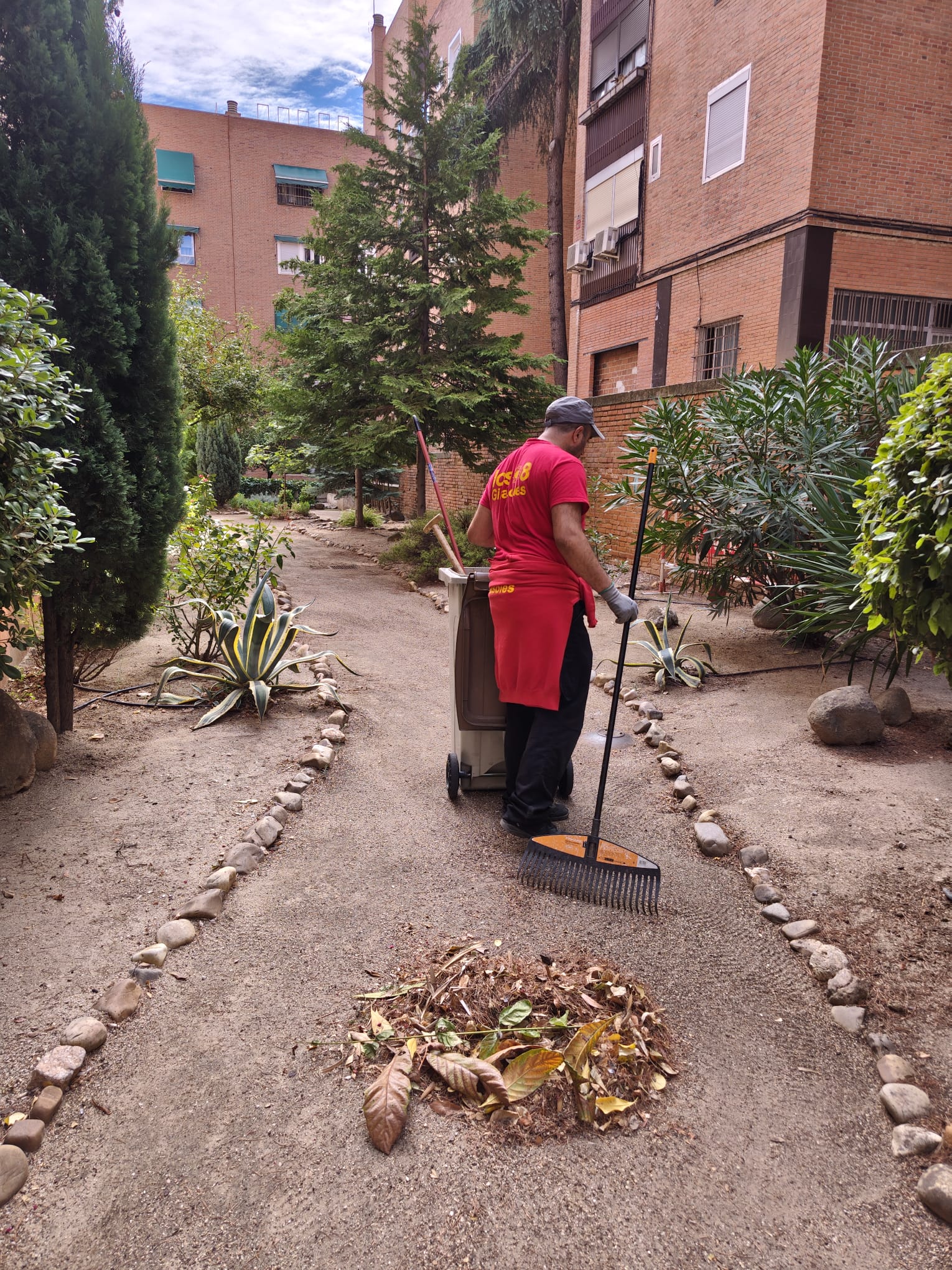 Persona trabajando en una zona verde